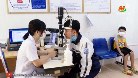 Gia tăng tỷ lệ tật kh&uacute;c xạ ở học sinh