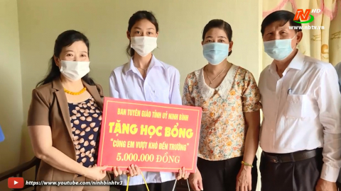 Ban Tuy&ecirc;n gi&aacute;o Tỉnh ủy trao học bổng cho học sinh c&oacute; ho&agrave;n cảnh kh&oacute; khăn