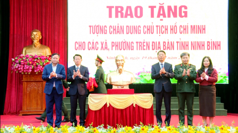 Trao tặng Tượng ch&acirc;n dung Chủ tịch Hồ Ch&iacute; Minh cho c&aacute;c x&atilde;, phường tr&ecirc;n địa b&agrave;n tỉnh Ninh B&igrave;nh