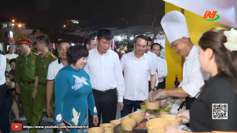 Đồng ch&iacute; B&iacute; thư Tỉnh ủy tham quan c&aacute;c gian h&agrave;ng tại Festival phở 2026