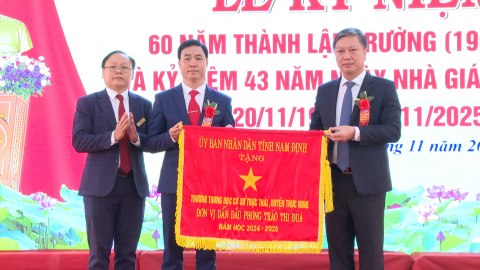 C&aacute;c đồng ch&iacute; l&atilde;nh đạo tỉnh thăm, ch&uacute;c mừng Ng&agrave;y Nh&agrave; gi&aacute;o Việt Nam