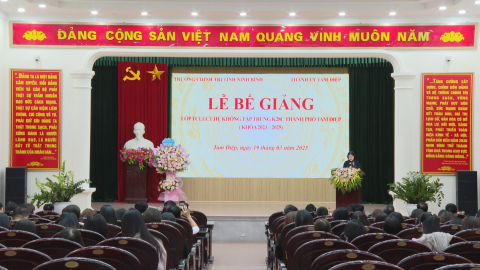 Bế giảng Lớp trung cấp l&yacute; luận ch&iacute;nh trị