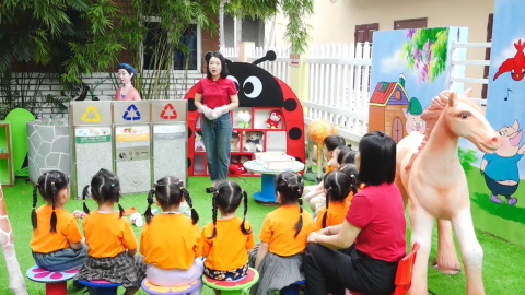 Dạy trẻ kỹ năng bỏ r&aacute;c đ&uacute;ng nơi quy định