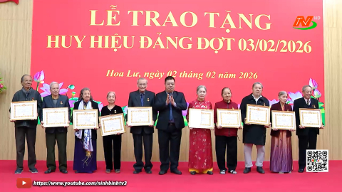 Đảng ủy phường Hoa Lư trao tặng huy hiệu Đảng đợt 3/2