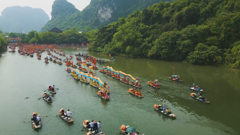 Lễ hội Tr&agrave;ng An hấp dẫn du kh&aacute;ch trong nước v&agrave; quốc tế
