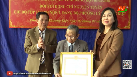 Đồng ch&iacute; Ph&oacute; B&iacute; thư Thường trực Tỉnh ủy trao huy hiệu 80 năm tuổi Đảng