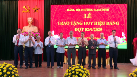Trao tặng Huy hiệu Đảng đợt 2-9
