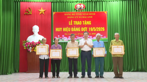 Đảng ủy x&atilde; Hải Anh tổ chức trao Huy hiệu Đảng đợt 19/5