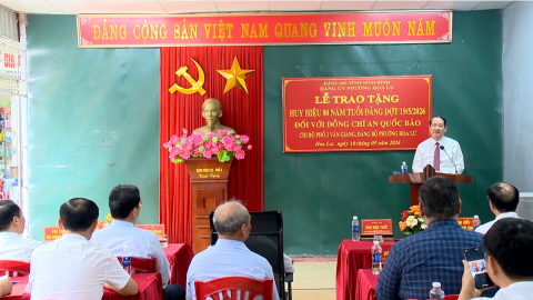 Đồng ch&iacute; Ph&oacute; B&iacute; thư Tỉnh uỷ, Trưởng Đo&agrave;n đại biểu Quốc hội tỉnh Mai Văn Tuất trao Huy hiệu 80 năm tuổi Đảng cho đảng vi&ecirc;n phường Hoa Lư