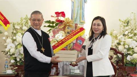 Đồng ch&iacute; Ph&oacute; B&iacute; thư Thường trực Tỉnh ủy Đinh Thị Lụa ch&uacute;c mừng Lễ Gi&aacute;ng sinh 2025