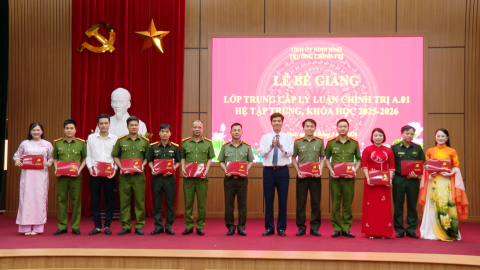 Bế giảng Lớp Trung cấp L&yacute; luận ch&iacute;nh trị, kh&oacute;a học 2025 - 2026