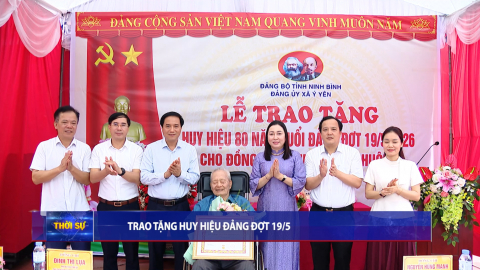Đồng ch&iacute; Ph&oacute; B&iacute; thư Tỉnh ủy, Chủ tịch Ủy ban MTTQ Việt Nam tỉnh Đinh Thị Lụa trao tặng Huy hiệu 80 năm tuổi Đảng cho đảng vi&ecirc;n x&atilde; &Yacute; Y&ecirc;n