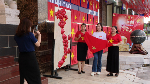 Rực rỡ cờ đỏ sao v&agrave;ng ch&agrave;o mừng Quốc kh&aacute;nh