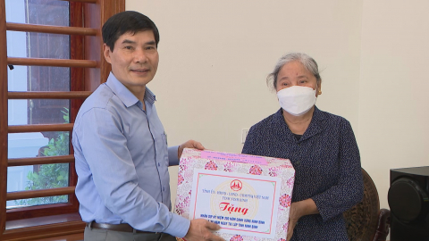 Đồng ch&iacute; Trưởng Ban D&acirc;n vận Tỉnh ủy, Chủ tịch Ủy ban MTTQ Việt Nam Tỉnh thăm, tặng qu&agrave; nh&acirc;n kỷ niệm 200 năm danh xưng Ninh B&igrave;nh v&agrave; 30 năm t&aacute;i lập Tỉnh