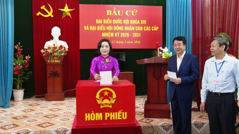 Đồng ch&iacute; Ph&oacute; Chủ tịch Quốc hội Nguyễn Thị Thanh v&agrave; đồng ch&iacute; Chủ tịch UBND tỉnh Nguyễn Thanh B&igrave;nh dự khai mạc ng&agrave;y bầu cử tại phường Hoa Lư