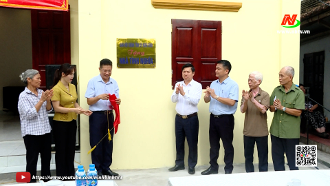 Ban Nội ch&iacute;nh Tỉnh ủy kh&aacute;nh th&agrave;nh, trao nh&agrave; t&igrave;nh nghĩa cho hộ kh&oacute; khăn tại th&agrave;nh phố Hoa Lư