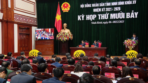 Đại biểu HĐND tỉnh thảo luận tại hội trường