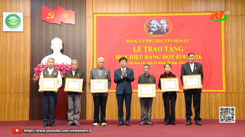 Đảng ủy phường T&acirc;y Hoa Lư trao tặng huy hiệu Đảng đợt 3/2