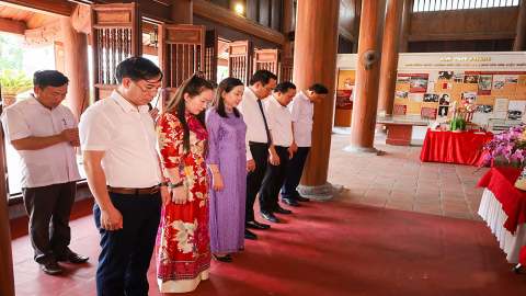 L&atilde;nh đạo tỉnh d&acirc;ng hương tại Khu lưu niệm C&aacute;t Tường