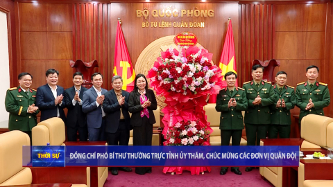 Đồng ch&iacute; Ph&oacute; B&iacute; thư Thường trực tỉnh ủy thăm, ch&uacute;c mừng c&aacute;c đơn vị Qu&acirc;n đội