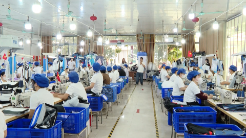 Thi đua lao động sản xuất ch&agrave;o mừng th&agrave;nh c&ocirc;ng cuộc bầu cử