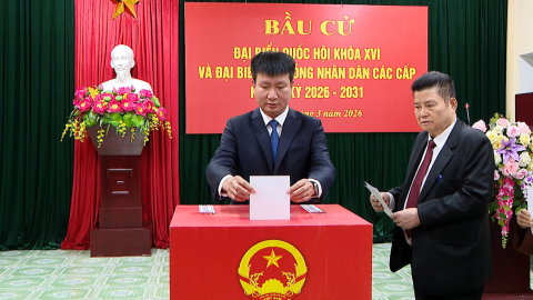 Đồng ch&iacute; B&iacute; thư Tỉnh ủy Trần Huy Tuấn dự khai mạc bầu cử v&agrave; bỏ phiếu tại phố Trung Th&agrave;nh, phường Hoa Lư