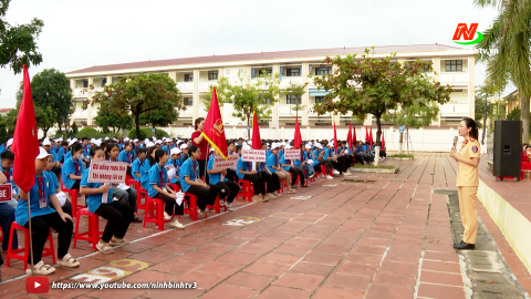 Đẩy mạnh tuy&ecirc;n truyền kiến thức ph&aacute;p luật về an to&agrave;n giao th&ocirc;ng cho học sinh