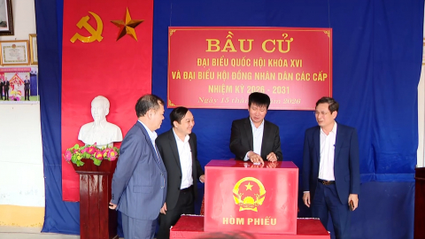 Đồng ch&iacute; B&iacute; thư Tỉnh ủy Trần Huy Tuấn kiểm tra tại một số địa phương