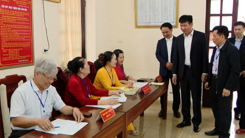 Đồng ch&iacute; B&iacute; thư Tỉnh ủy Trần Huy Tuấn kiểm tra c&ocirc;ng t&aacute;c bầu cử