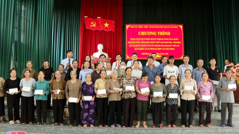 Tập đo&agrave;n Kinh tế Xu&acirc;n Th&agrave;nh trao tặng qu&agrave; tại x&atilde; Chất B&igrave;nh