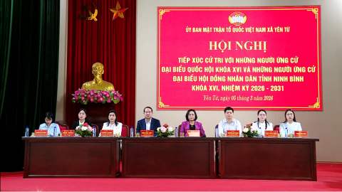 Ph&oacute; Chủ tịch Quốc hội Nguyễn Thị Thanh v&agrave; c&aacute;c ứng cử vi&ecirc;n ĐBQH, đại biểu HĐND tỉnh tiếp x&uacute;c cử tri tại x&atilde; Y&ecirc;n Từ