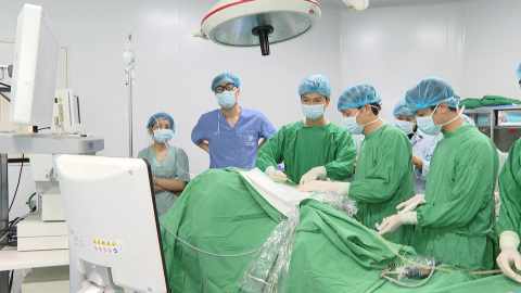 Triển khai kỹ thuật &ldquo;t&aacute;n sỏi thận qua da&rdquo; tại bệnh viện Đa khoa H&agrave; Nam