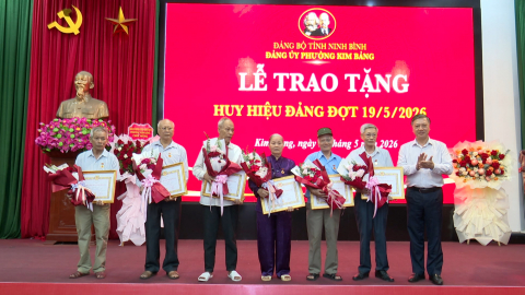 Đảng ủy c&aacute;c phường: Kim Bảng, Tam Ch&uacute;c v&agrave; L&yacute; Thường Kiệt  tổ chức trao tặng Huy hiệu Đảng đợt 19/5