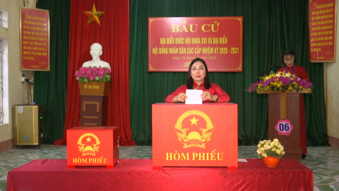 Đồng ch&iacute; Ph&oacute; B&iacute; thư Thường trực Tỉnh ủy Đinh Thị Lụa dự khai mạc ng&agrave;y bầu cử v&agrave; tham gia bỏ phiếu tại phường L&yacute; Thường Kiệt