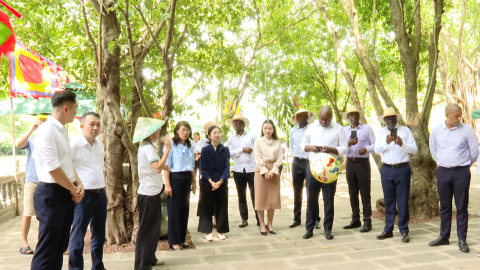 Đo&agrave;n c&ocirc;ng t&aacute;c của Bộ N&ocirc;ng nghiệp v&agrave; L&acirc;m nghiệp Angola tham quan, khảo s&aacute;t tại Quần thể danh thắng Tr&agrave;ng An - Di sản văn h&oacute;a v&agrave; thi&ecirc;n nhi&ecirc;n thế giới