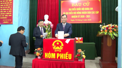 Đồng ch&iacute; Ph&oacute; B&iacute; thư Tỉnh ủy, Chủ tịch HĐND tỉnh L&ecirc; Quốc Chỉnh dự khai mạc ng&agrave;y bầu cử 
