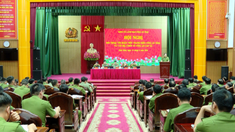 Đối thoại với đo&agrave;n vi&ecirc;n, thanh ni&ecirc;n C&ocirc;ng an tỉnh v&agrave; c&aacute;n bộ, chiến sĩ C&ocirc;ng an cấp x&atilde;