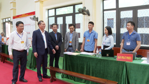 Đồng ch&iacute; Ph&oacute; B&iacute; thư Tỉnh ủy, Chủ tịch HĐND tỉnh L&ecirc; Quốc Chỉnh kiểm tra c&ocirc;ng t&aacute;c bầu cử 