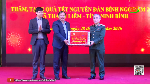 Tặng qu&agrave; Tết cho CCB c&oacute; ho&agrave;n cảnh kh&oacute; khăn