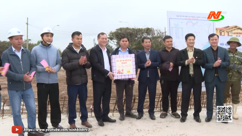 Đồng ch&iacute; Ph&oacute; B&iacute; thư Tỉnh ủy, Chủ tịch HĐND tỉnh thăm, kiểm tra, động vi&ecirc;n sản xuất đầu xu&acirc;n B&iacute;nh Ngọ