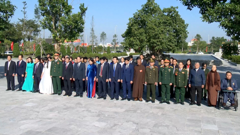 D&acirc;ng hương, đặt v&ograve;ng hoa nh&acirc;n dịp Đại hội đại biểu MTTQ Việt Nam tỉnh