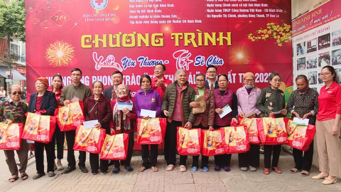 Hội chữ thập đỏ tỉnh trao tặng qu&agrave; Tết
