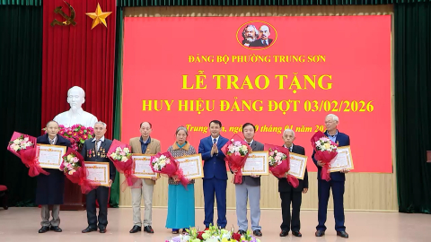 Phường Trung Sơn trao tặng huy hiệu Đảng