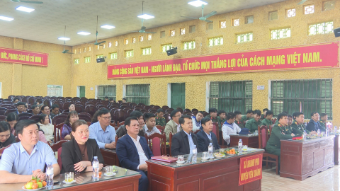 Y&ecirc;n Kh&aacute;nh gặp mặt, tặng qu&agrave; thanh ni&ecirc;n chuẩn bị nhập ngũ