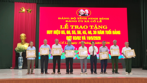 Đảng uỷ x&atilde; Cổ Lễ tổ chức trao tặng Huy hiệu Đảng đợt 3/2 v&agrave; đợt 19/5/2026 