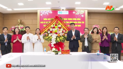 Đồng ch&iacute; Ph&oacute; B&iacute; thư Tỉnh ủy, Chủ tịch UBND tỉnh thăm, ch&uacute;c mừng nh&acirc;n kỷ niệm Ng&agrave;y Thầy thuốc Việt Nam