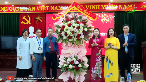 Đồng ch&iacute; Ph&oacute; B&iacute; thư Thường trực Tỉnh ủy thăm, ch&uacute;c mừng nh&acirc;n kỷ niệm Ng&agrave;y Thầy thuốc Việt Nam