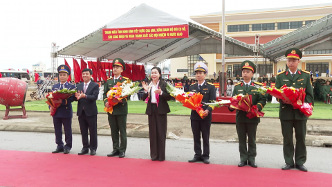 Đồng ch&iacute; Đinh Thị Lụa, Ph&oacute; B&iacute; thư Thường trực Tỉnh ủy dự lễ giao nhận qu&acirc;n tại điểm giao nhận qu&acirc;n số 8 thuộc Ban Chỉ huy Ph&ograve;ng thủ khu vực 3 - Đ&ocirc;ng A