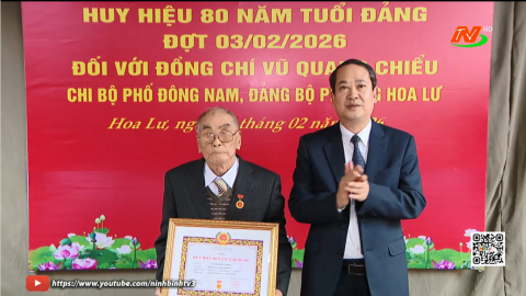 Trao tặng Huy hiệu 80 năm tuổi Đảng