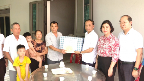 Thăm, tặng qu&agrave; gia đ&igrave;nh nạn nh&acirc;n tai nạn lao động